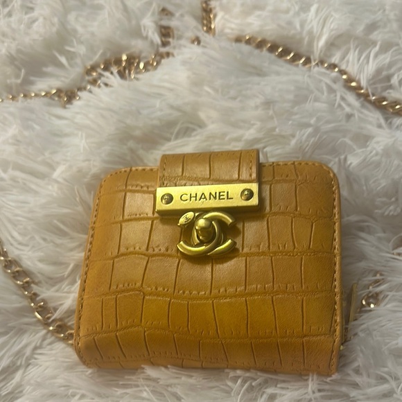 Chanel Gold Mini Bag with Croc-Embossed Design - Picture 1 of 16